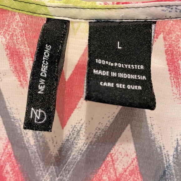 Sleeveless top, with colorful chevron design and built-in black shell. - Picture 3 of 3